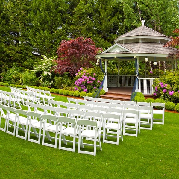 hay diferentes estilos y tamaños de baños de renta para fiestas disponibles para elegir